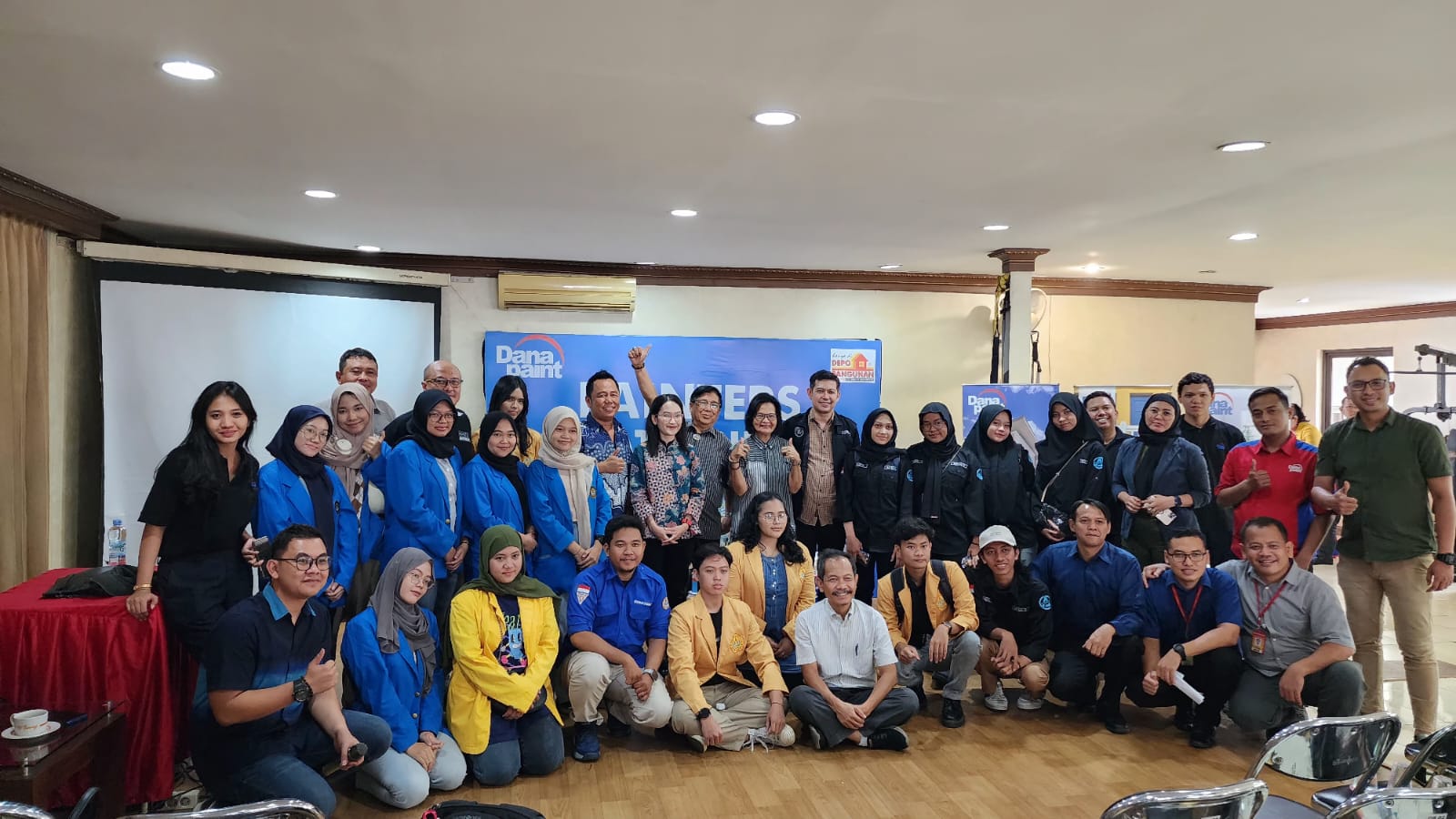 Mahasiswa Arsitektur Borobudur Ikuti Workshop Cat dan Finishing