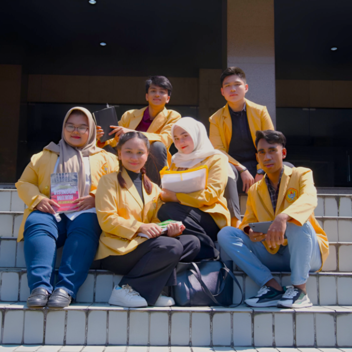 Sekumpulan-Mahasiswa-Universitas-Borobudur