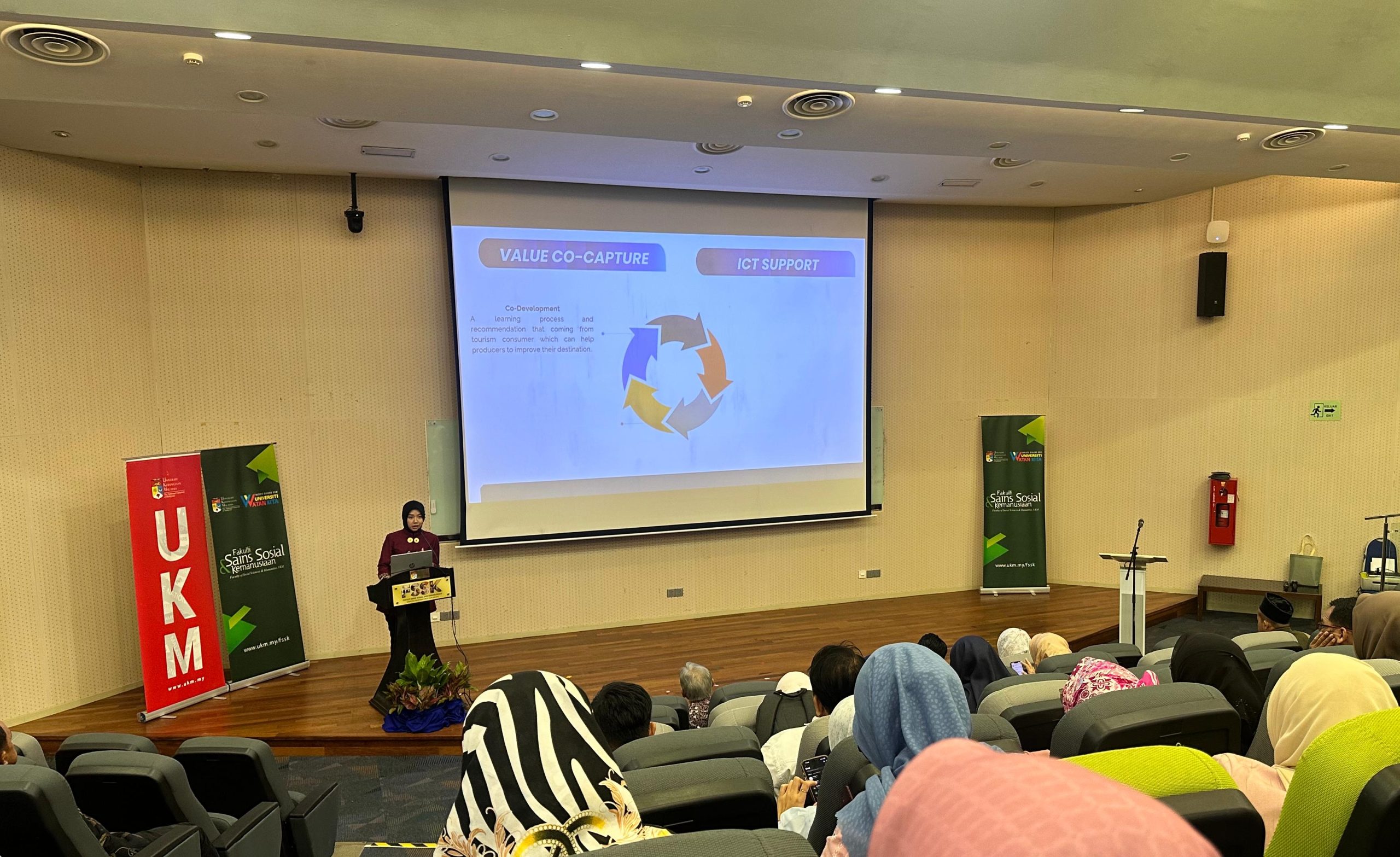 Dosen Universitas Borobudur Menjadi Pemateri Seminar Akademik Di Universiti Kebangsaan Malaysia